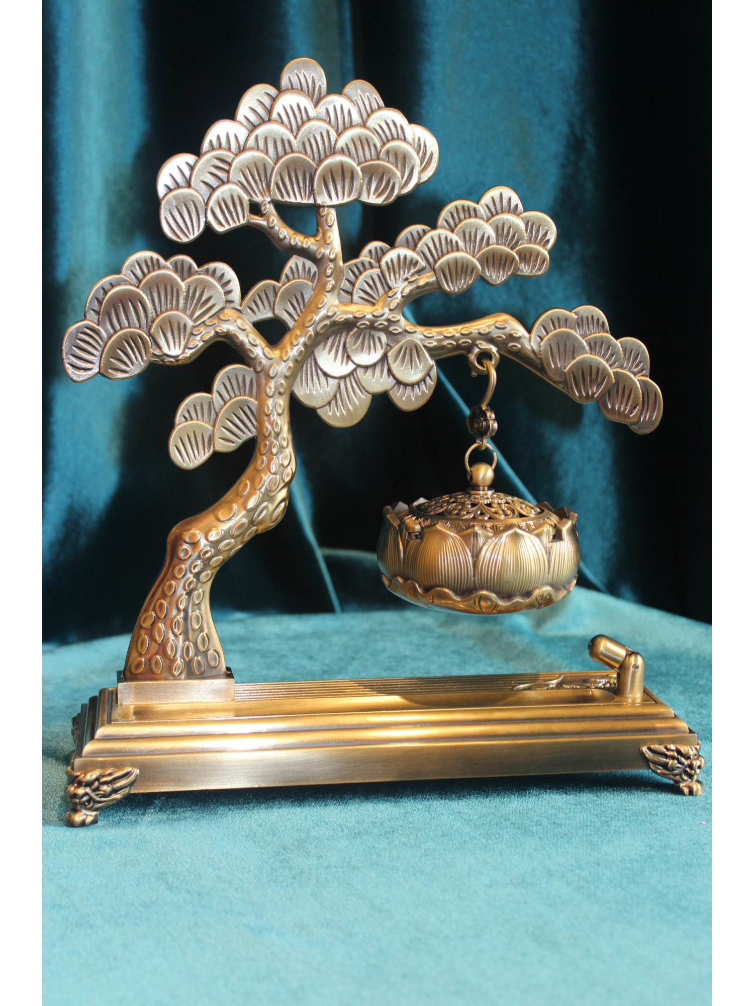Золотое дерево с чашей под благовония