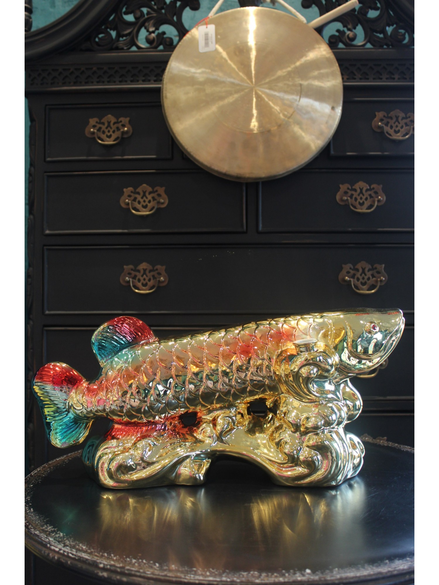 Арована на волне золотистая керамика - рыба исполняющая желания