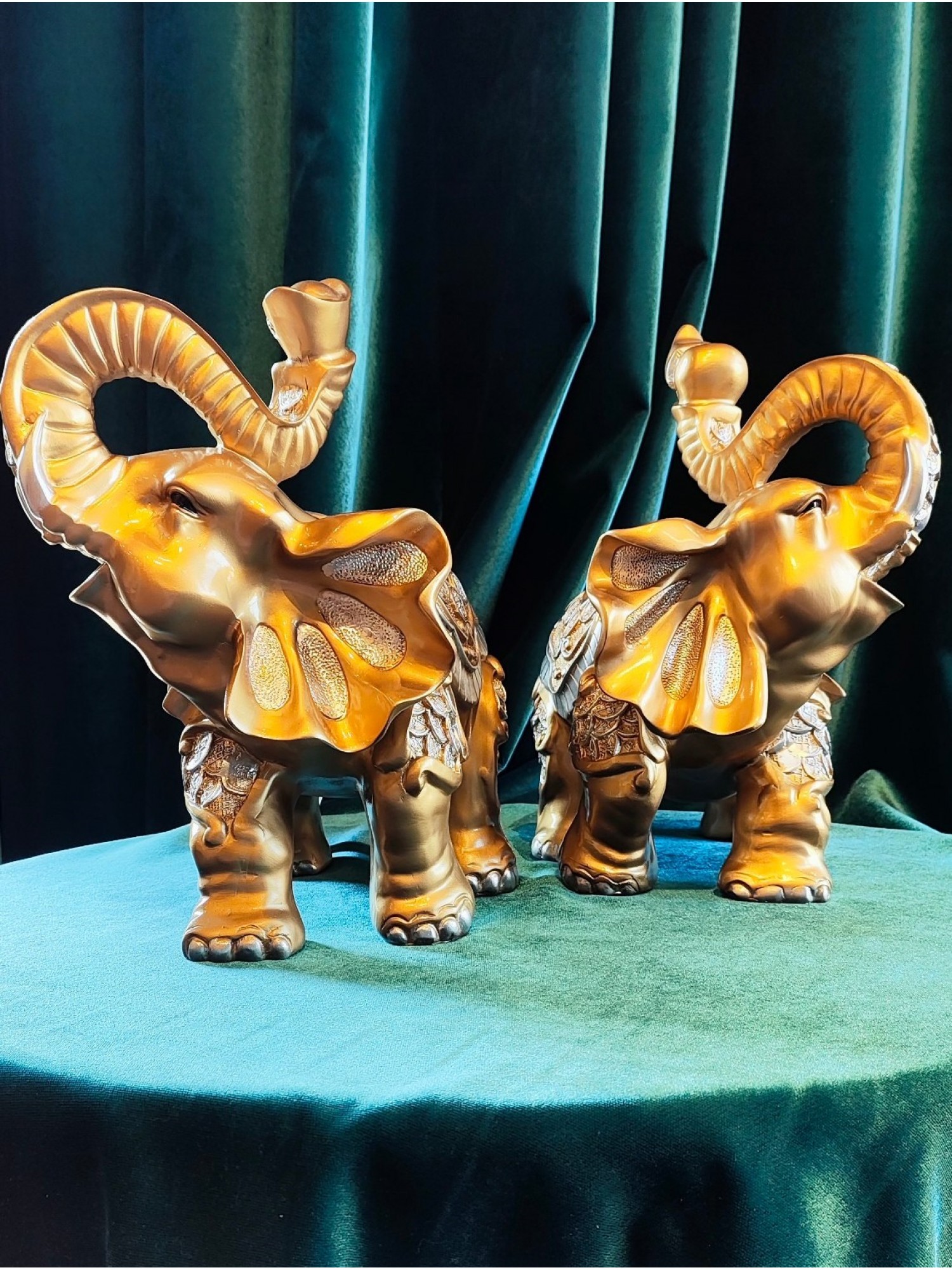 Пара слонов - символ мудрости и преодоления преград
