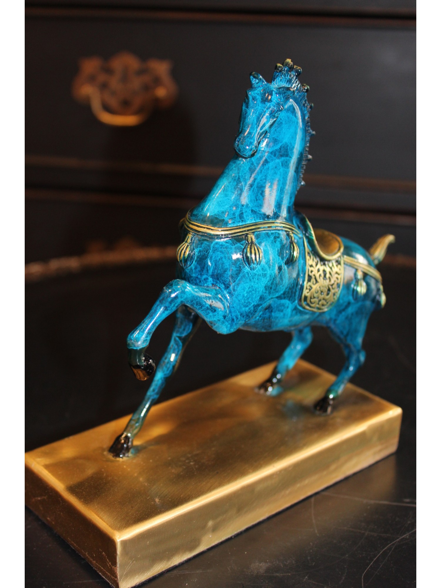 Конь синий на подставке - свобода, грация, мощь и выдержка