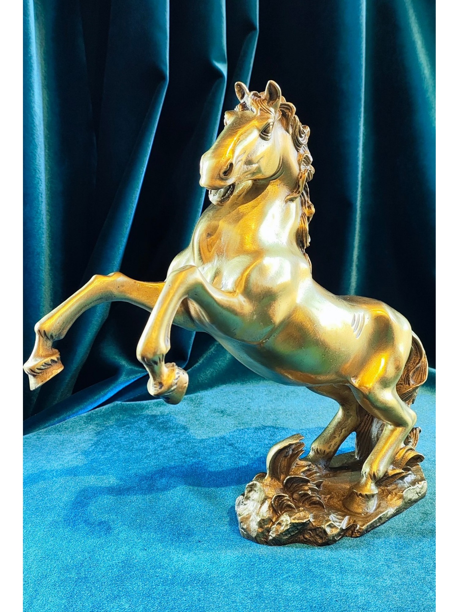 Конь бронзовый вздыбленный - свобода, грация, мощь и выдержка