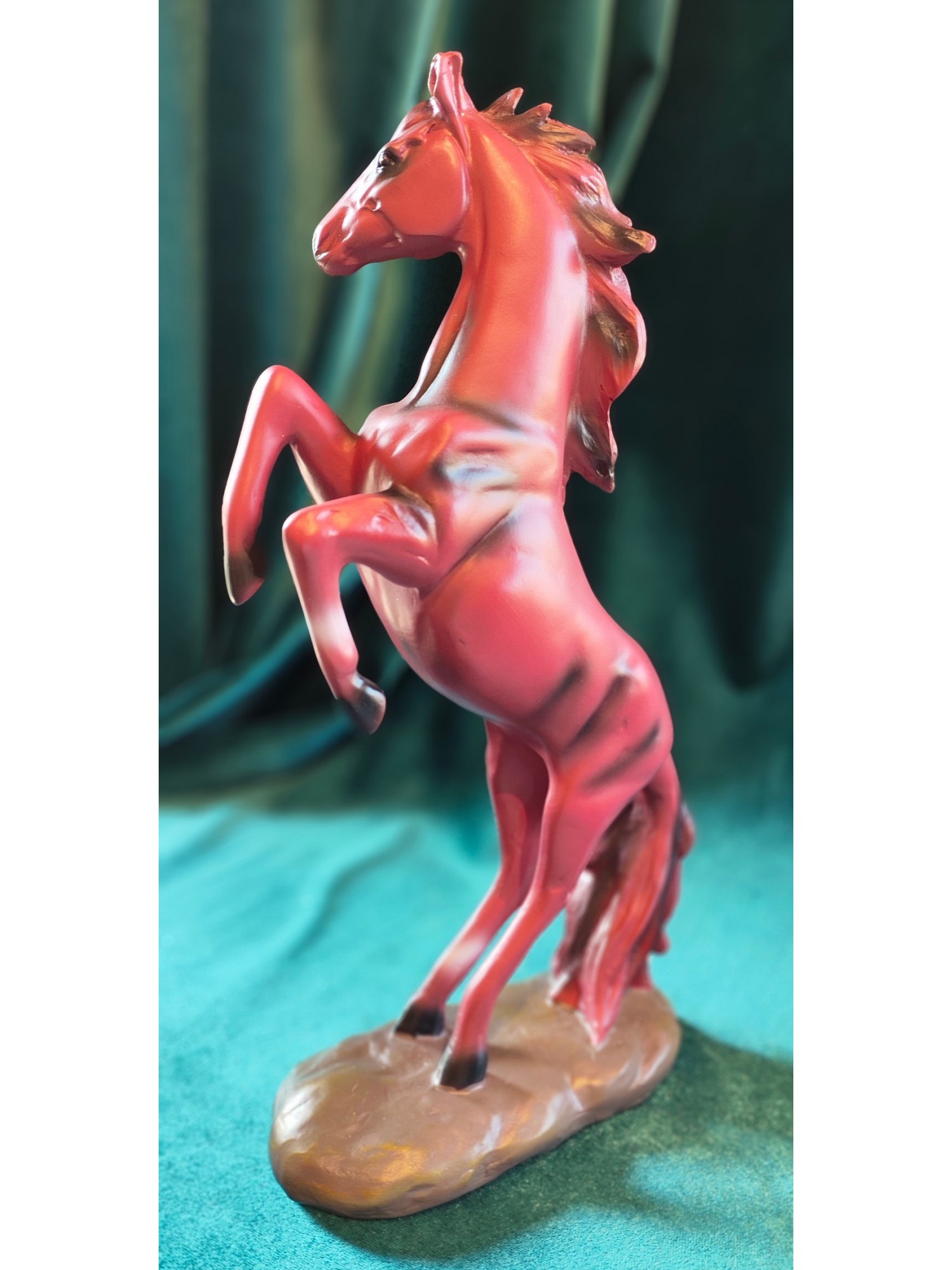 Конь вздыбленный красный полистоун - свобода, грация, мощь и выдержка