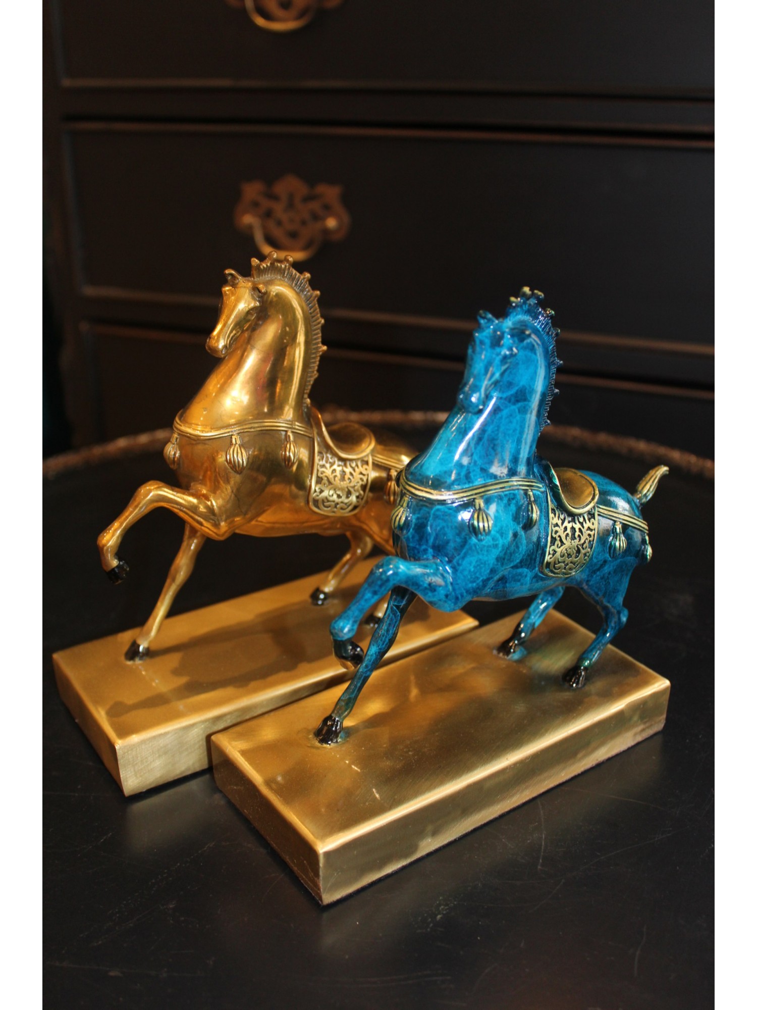 Конь золотой на подставке - свобода, грация, мощь и выдержка