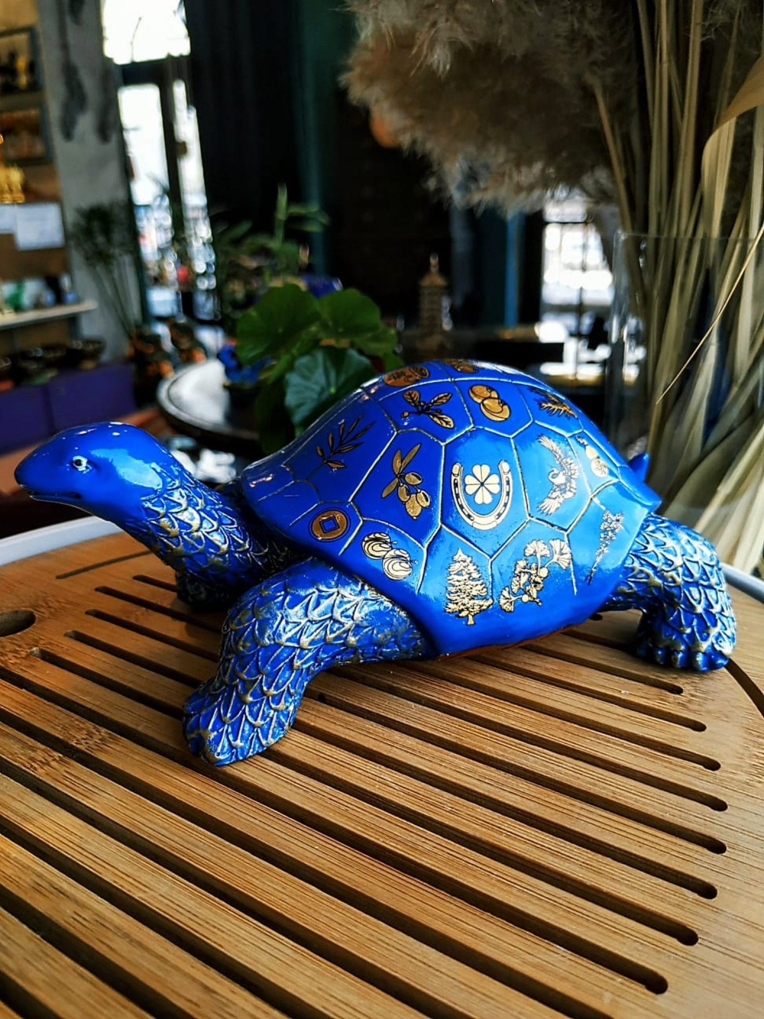 Черепаха синяя с благоприятными символами - для счастья, здоровья, богатства и долголетия