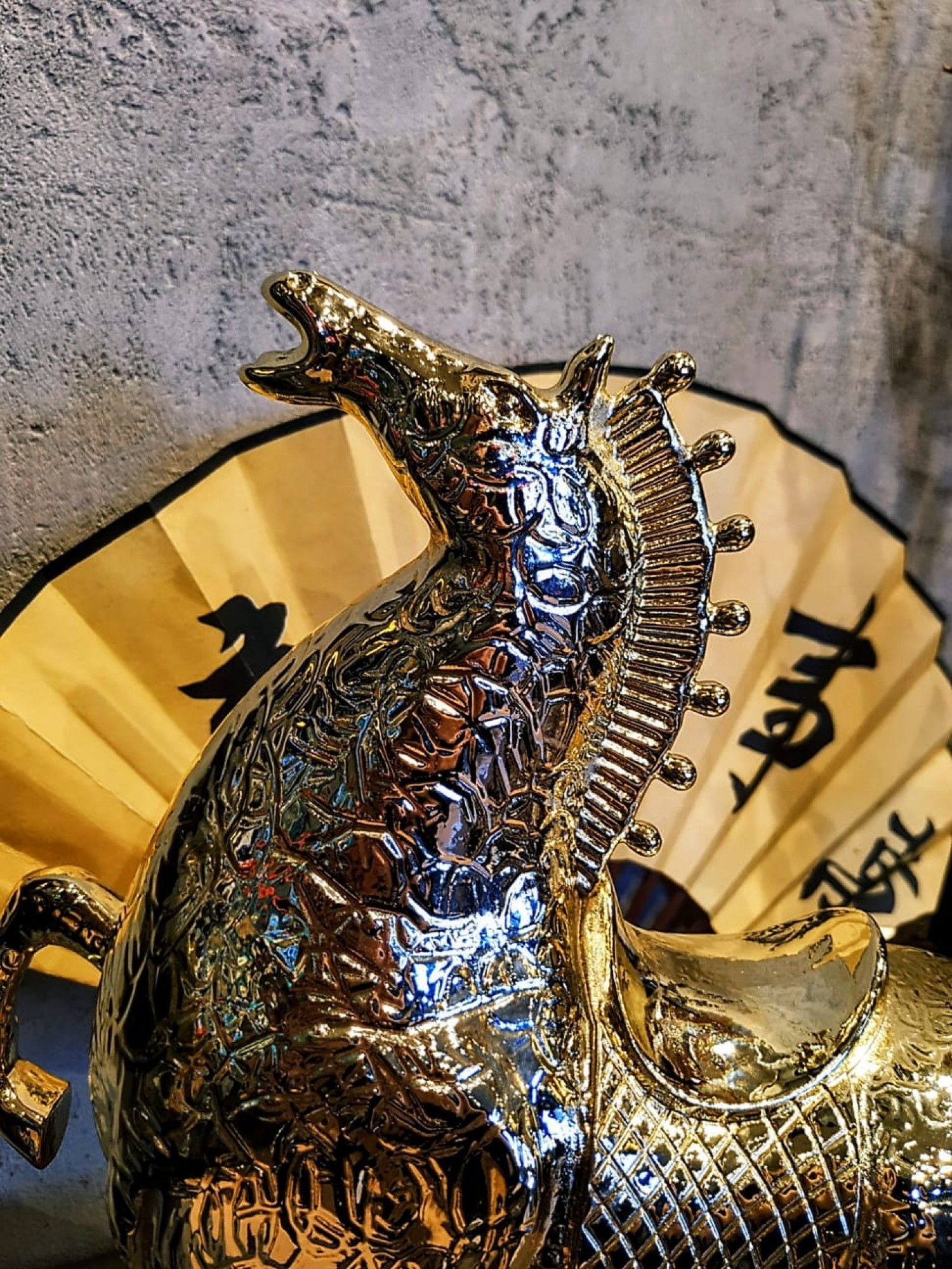 Конь большой золотой - символ динамики и движения