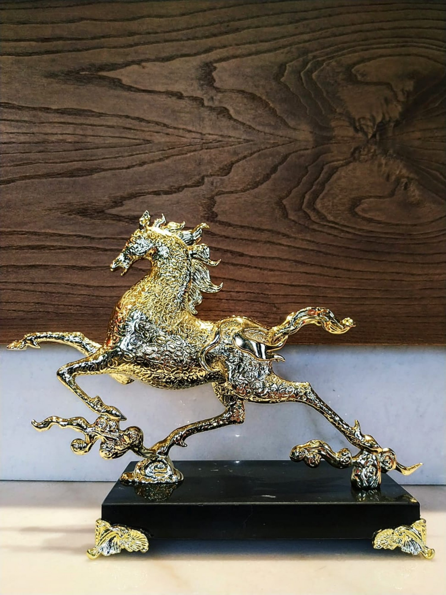 Статуэтка конь бегущий золотой - сила, упорство и Победа!