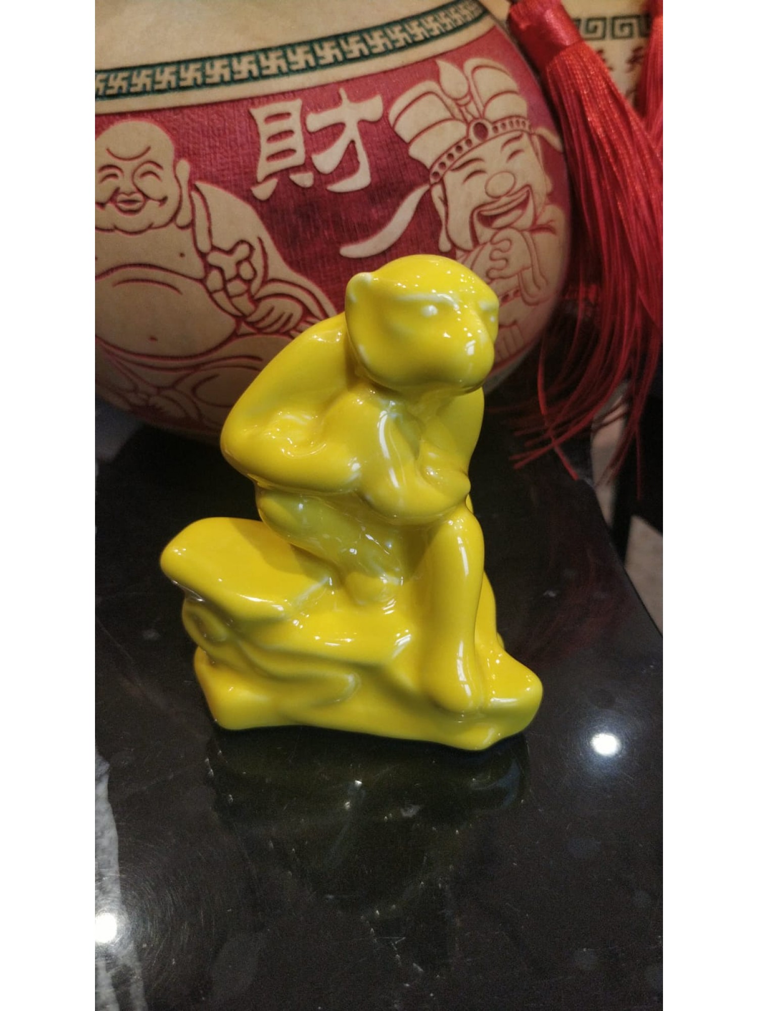 Статуэтка Обезьяна жёлтая из фарфора дарует своему обладателю крепкое здоровье, ловкость, изобретательность
