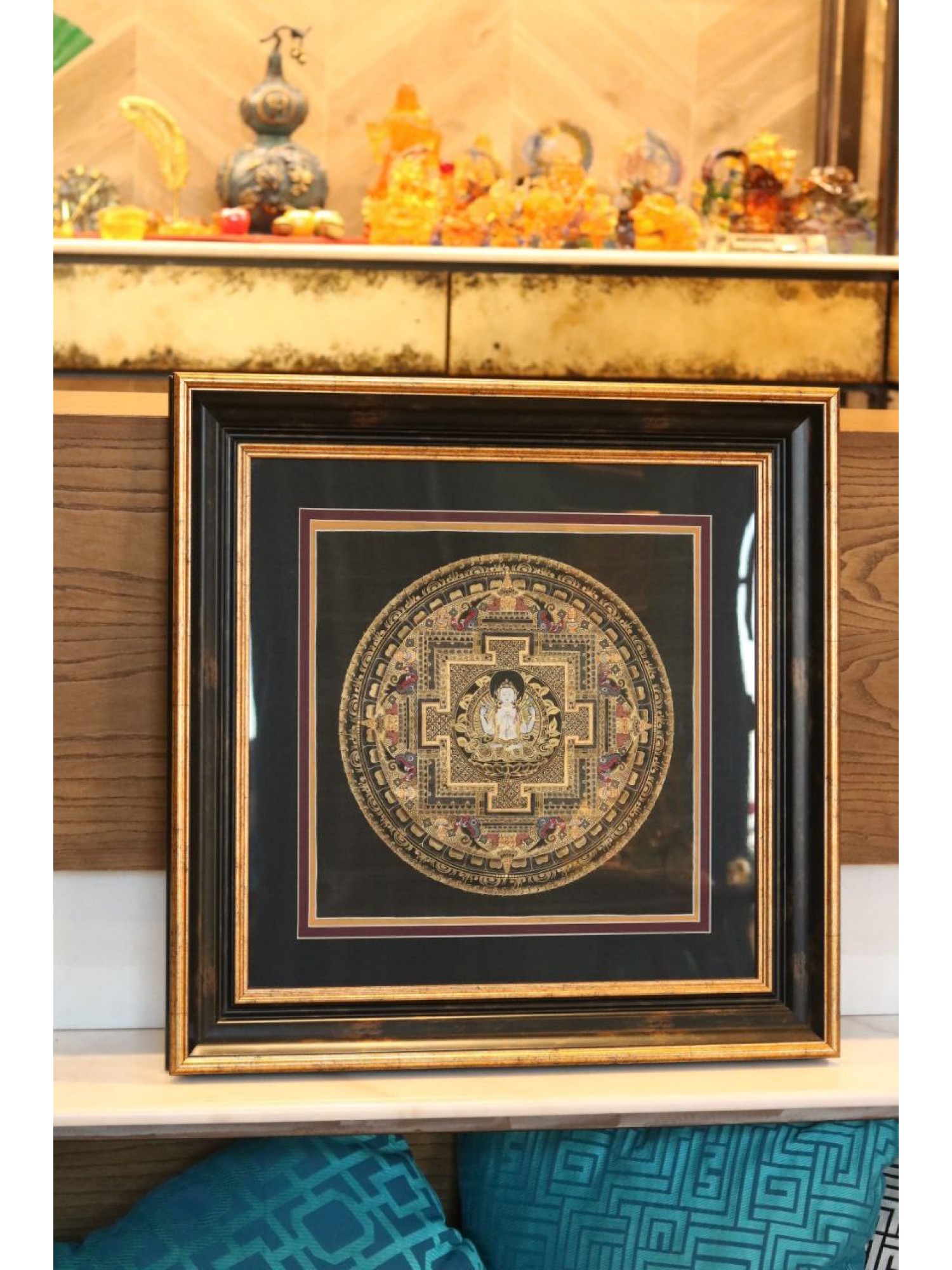 Картина из Тибета "Калачакра с Ченрези" в центре (черная рама)