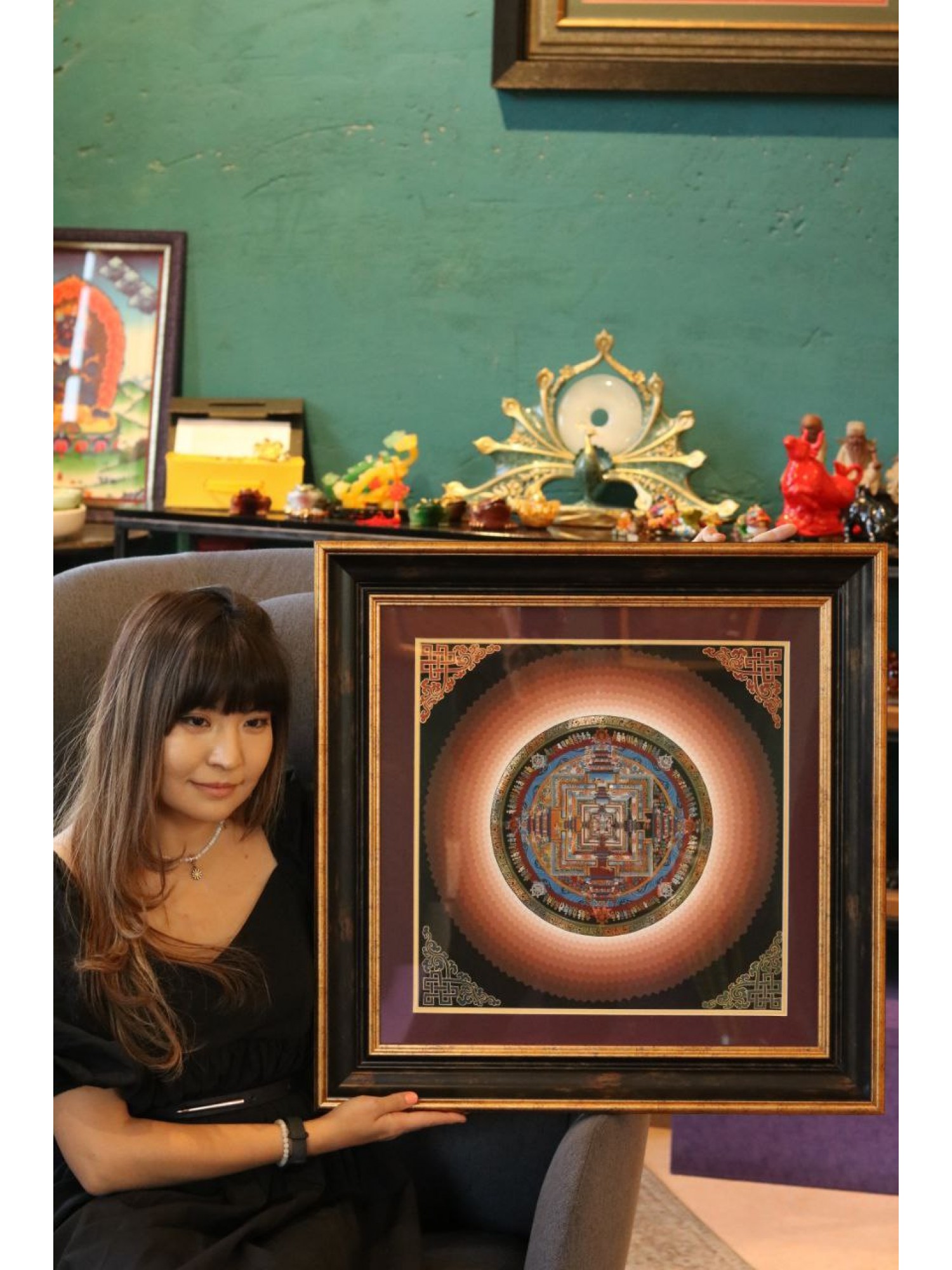Картина из Тибета "Калачакра с Ченрези" в центре (черная рама)