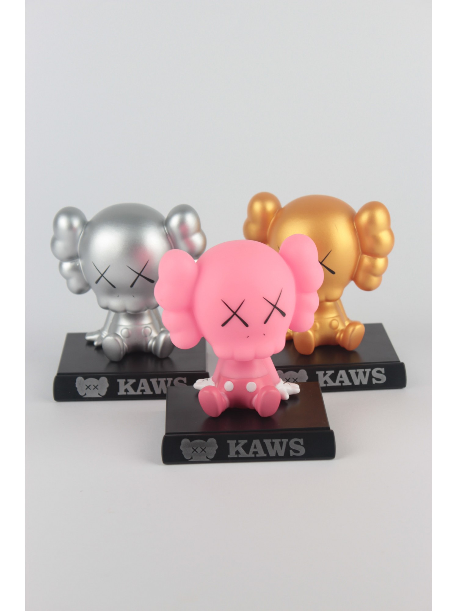 Kaws розовая сидящая на шкатулке