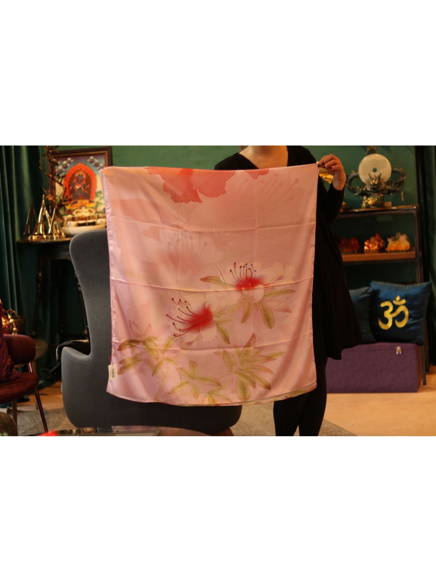Женский платок-шарф "Лилии" (розовый) подчеркнет Вашу женственность!