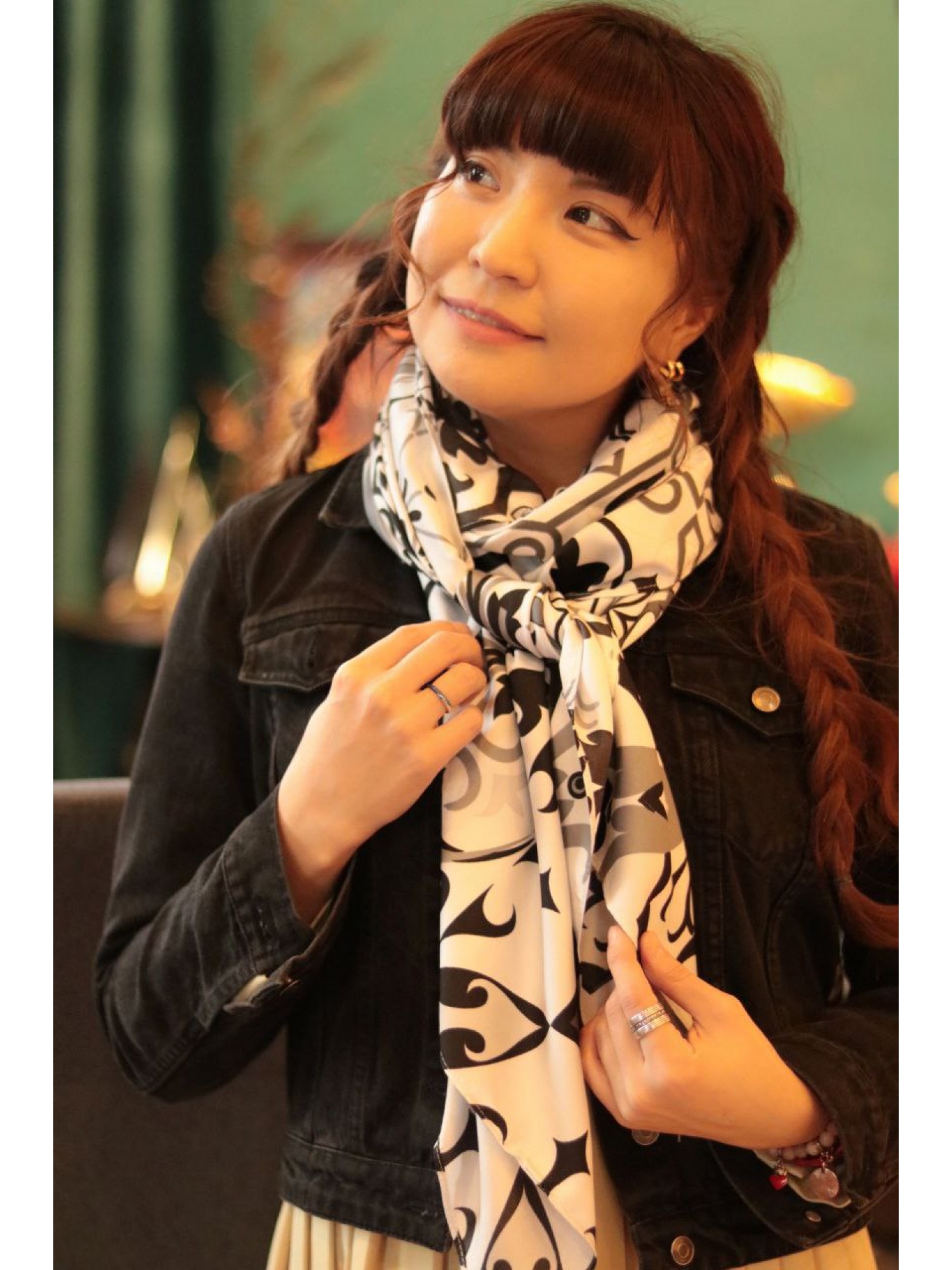 Женский платок-шарф "Узоры" (черно-белый) сделает любой образ эффектным и ярким!