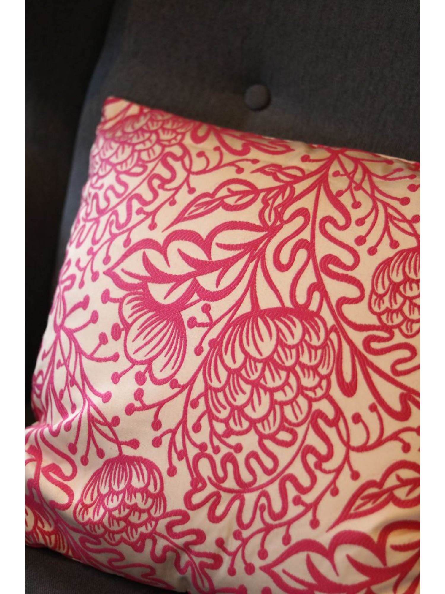 Подушка с вышивкой "Розовые Узоры" белая (из жаккарда)