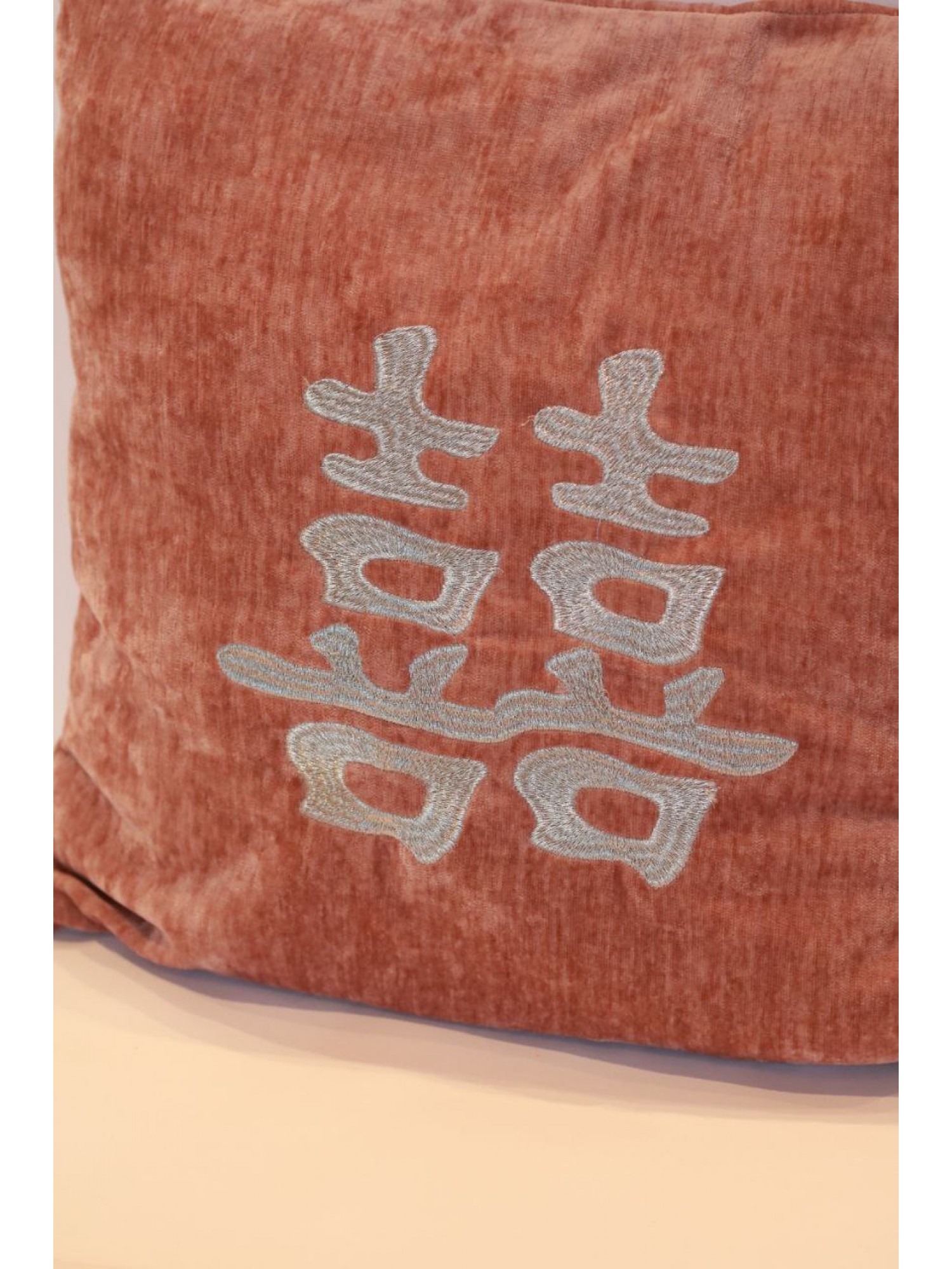Подушка-Талисман с символом  "Двойное Счастье" (грязная роза с серебром)