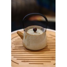 Чайник китайский из керамики для Чайной Церемонии (бежевый маленький)