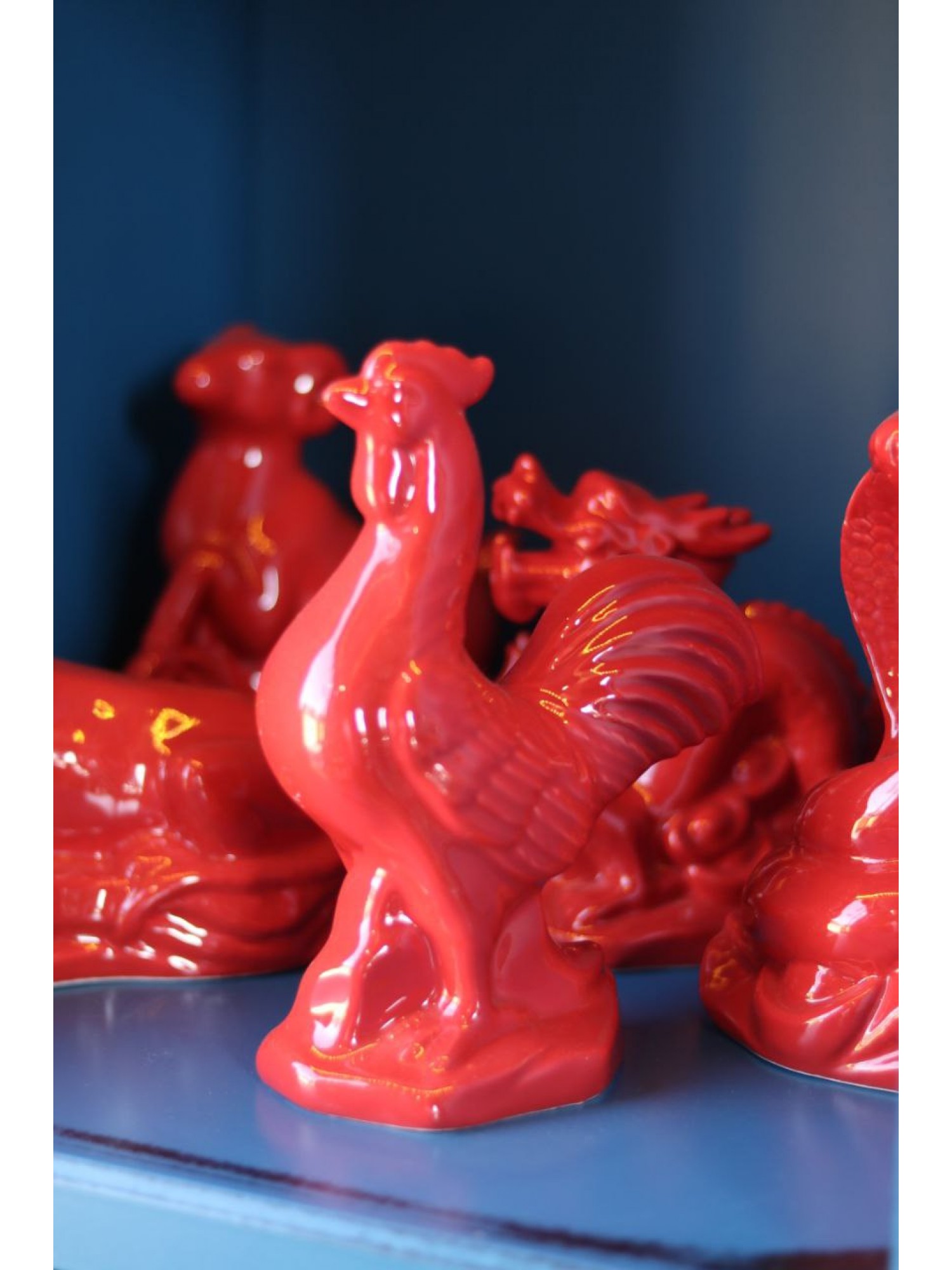 Статуэтка "Красный Петух" из фарфора (средняя)  поможет наладить отношения и получить известность!
