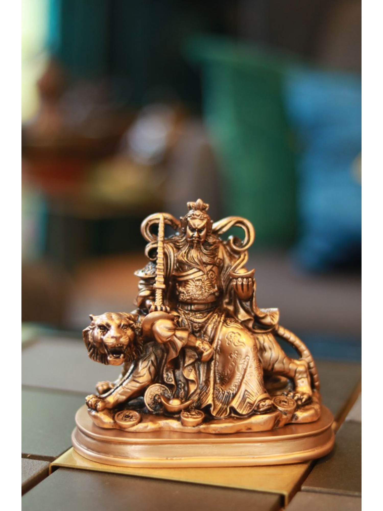 Статуэтка "Цай-Шень на тигре" на подставке (золотистая) привлекает в жизнь своего владельца богатство и процветание!