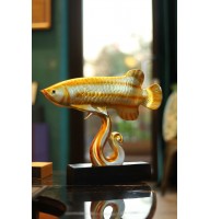 Статуэтка "Арована рыба миллионеров" на волне (желтая)