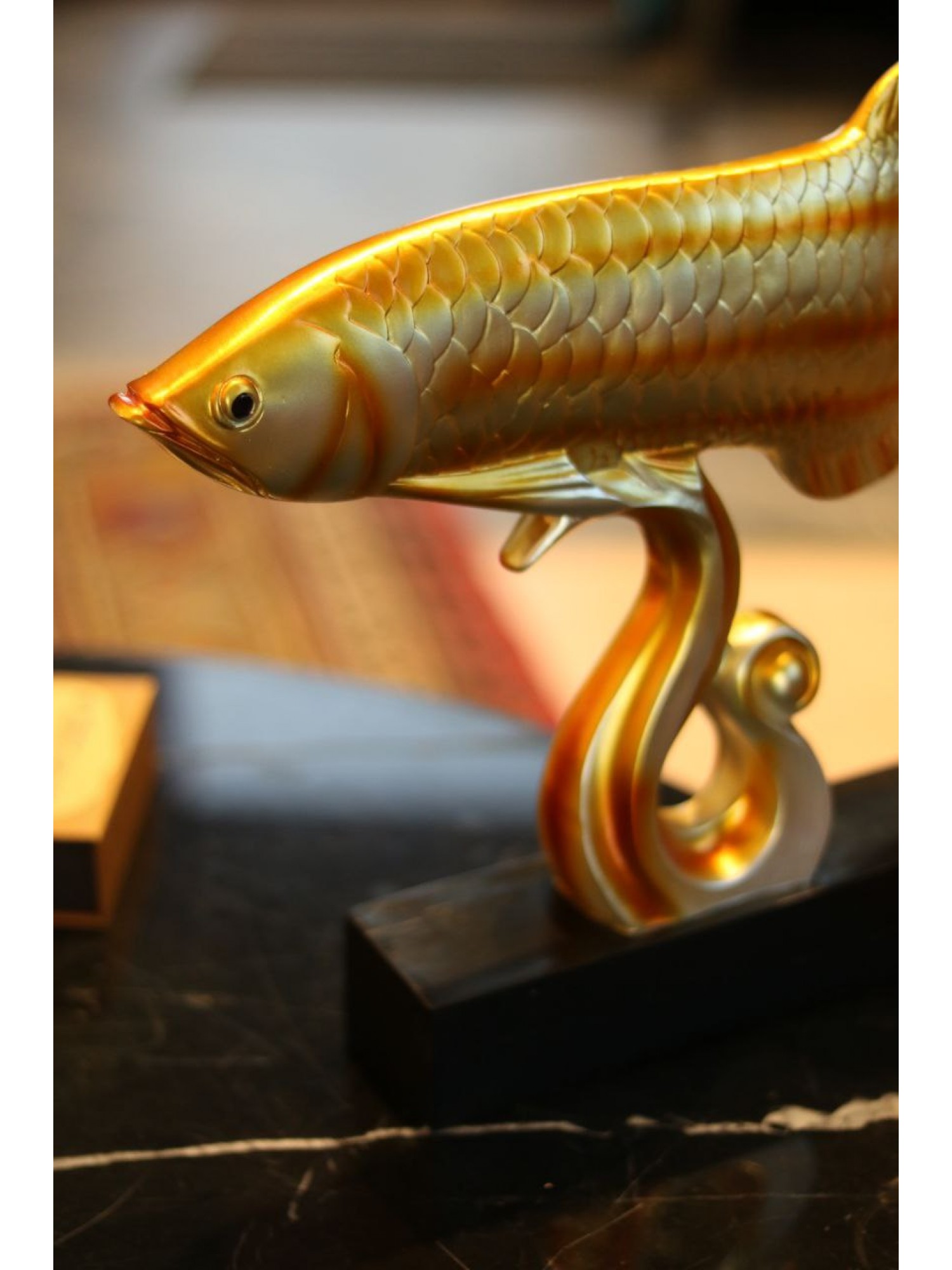 Статуэтка "Арована рыба миллионеров" на волне (желтая) привлекает большое богатство!