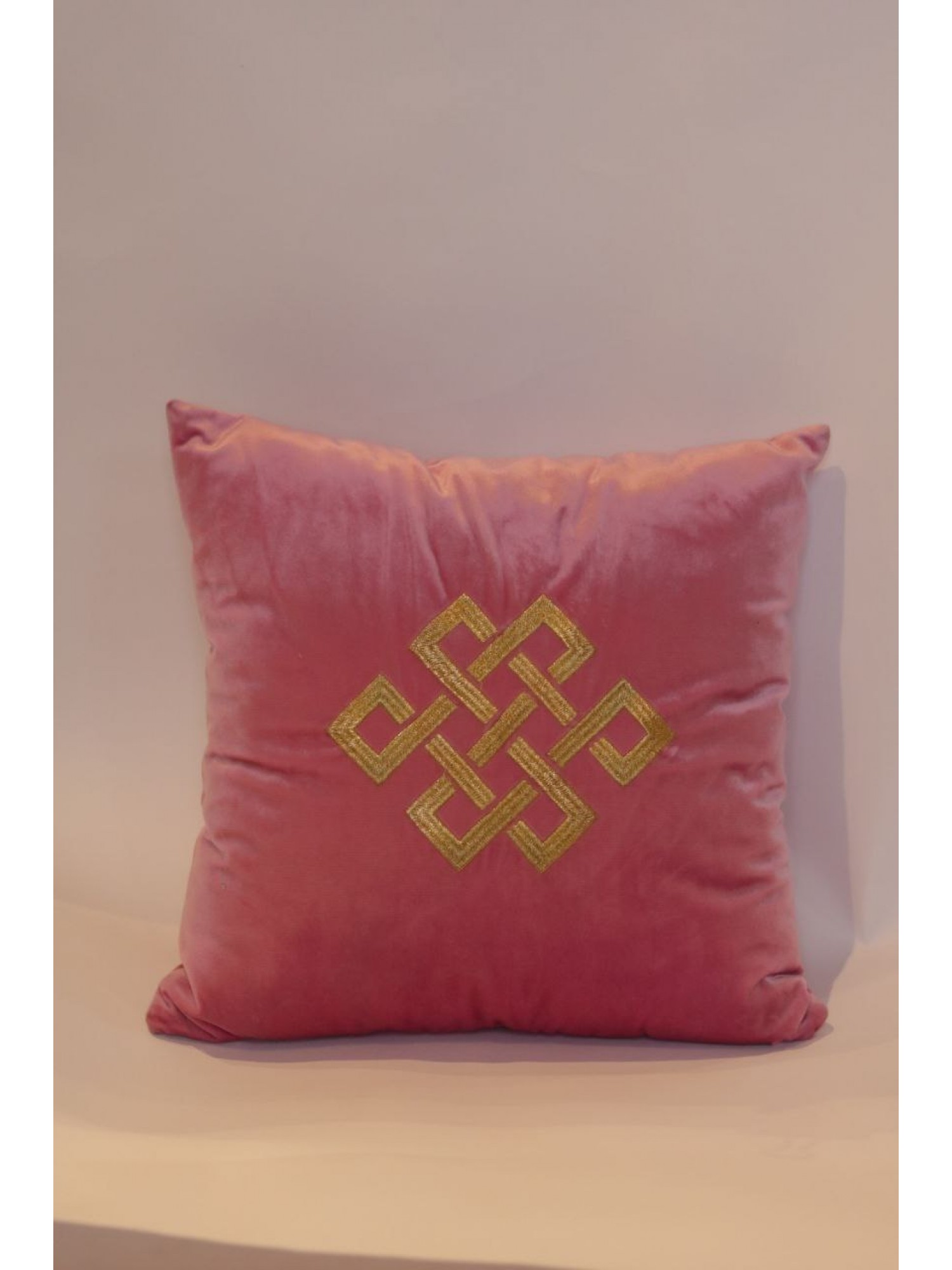Подушка розовая с мистическим узлом золото