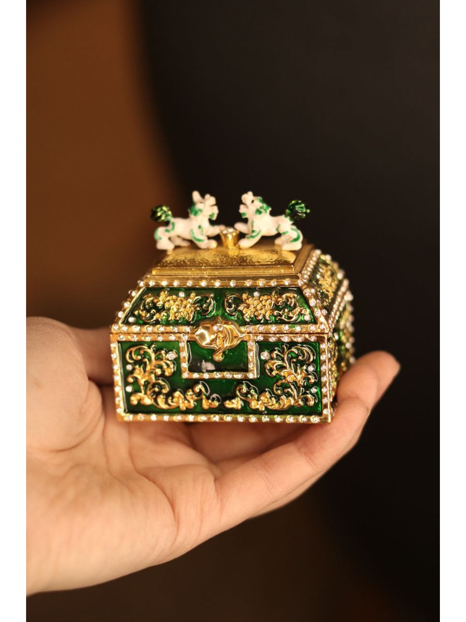 Статуэтка "Сундук Богатства" (зеленый) способствует привлечению в дом богатства