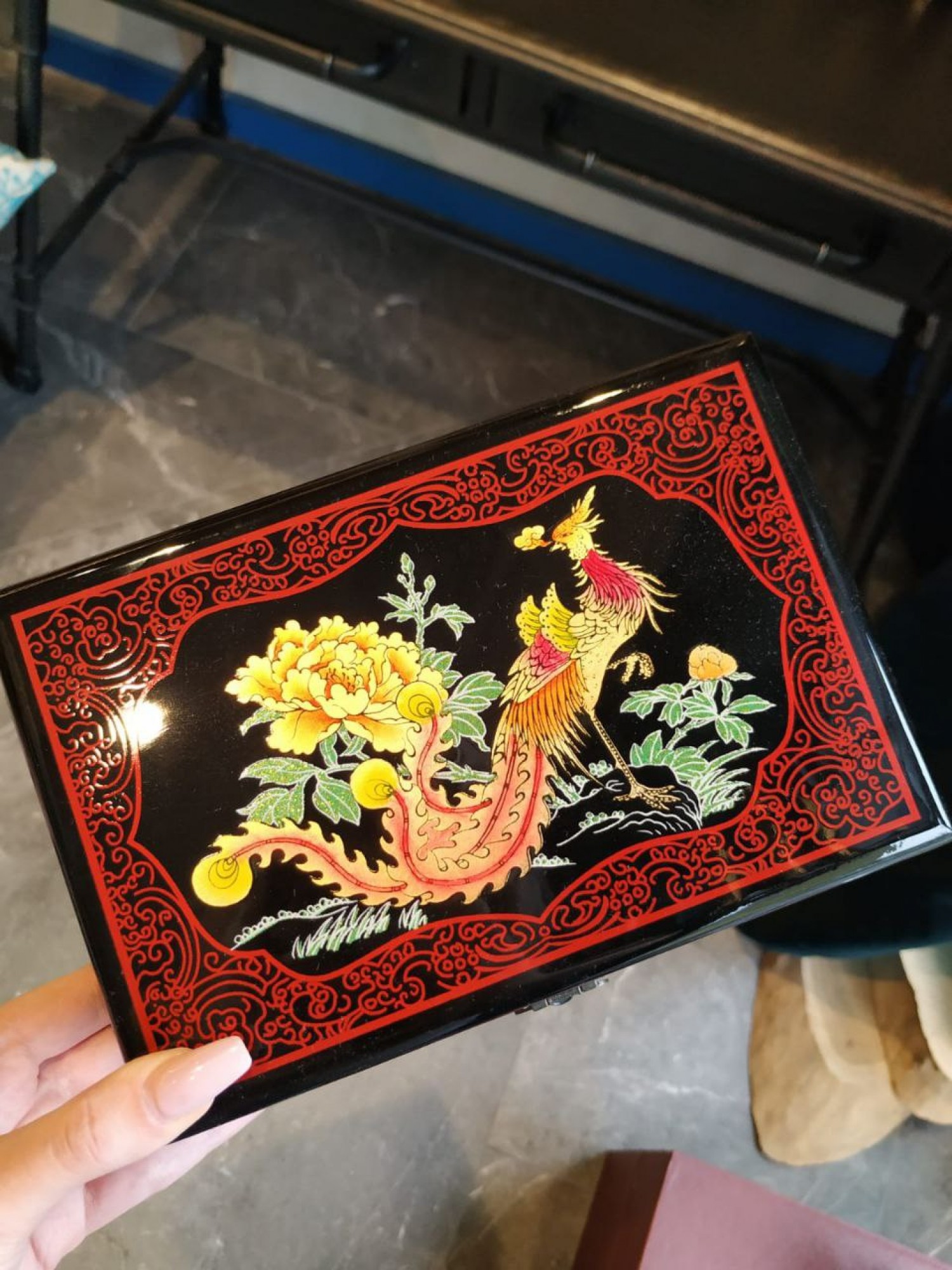 Шкатулка "Птица Феникс в саду" для украшений (черно-красная) поможет Вам сохранить все самое ценное!