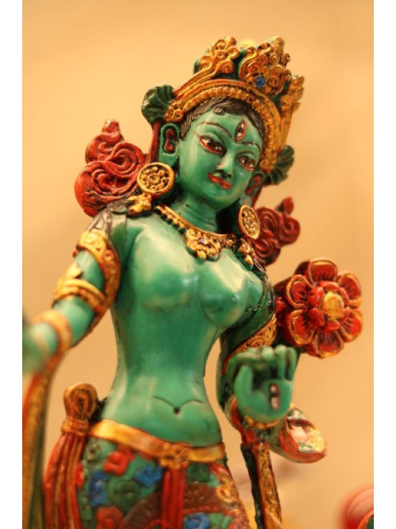 Статуэтка "Зеленая Тара" из Непала из смолы (стоящая на лотосе)