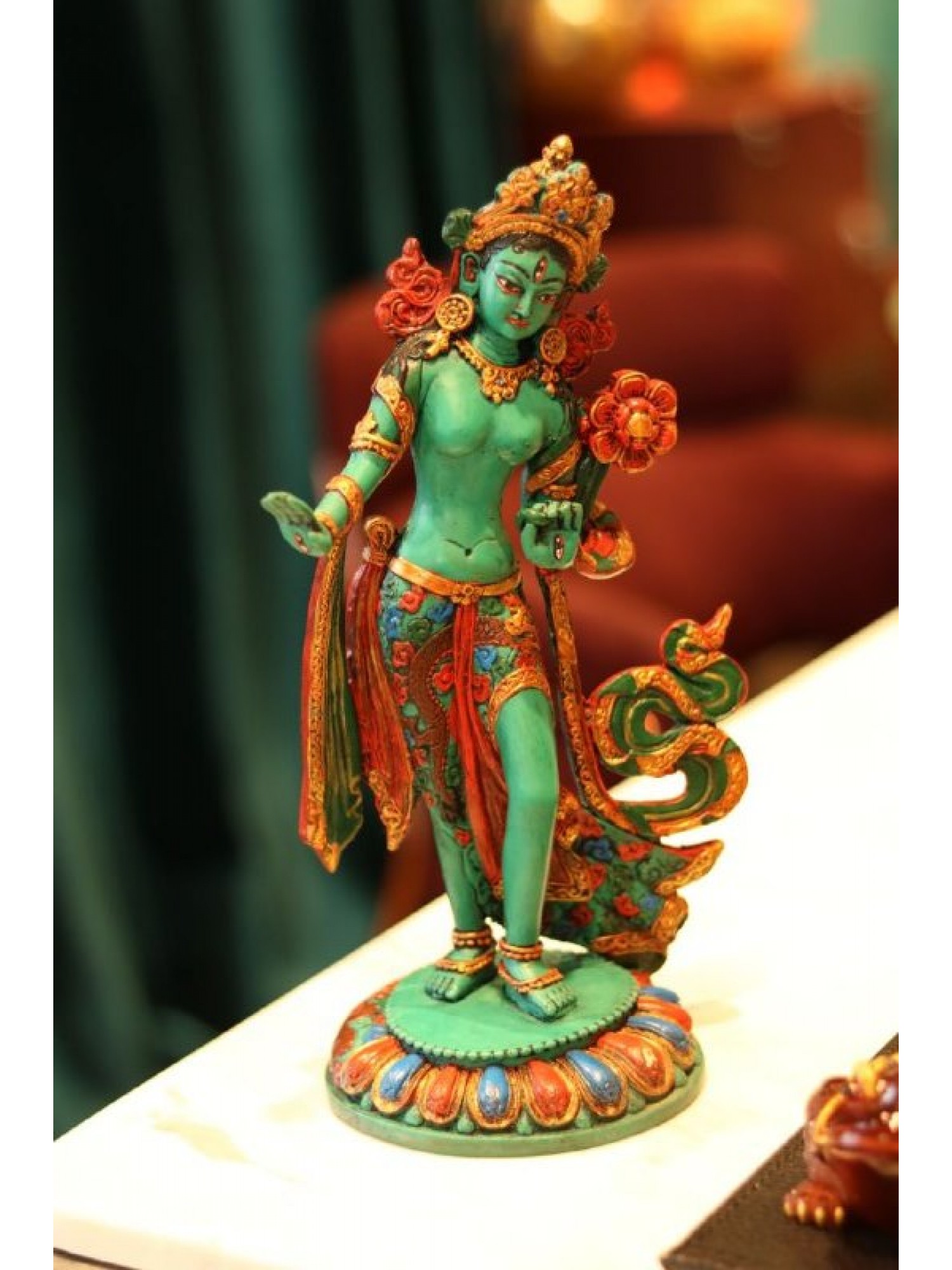 Статуэтка "Зеленая Тара" из Непала из смолы (стоящая на лотосе)